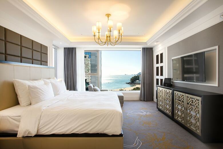 Baymond Hotel