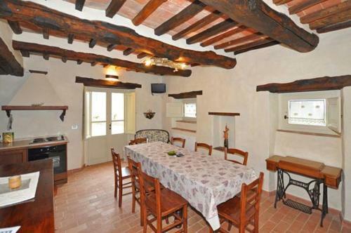 Battifolle-ruscello-poggiola Villa Sleeps 8 Pool