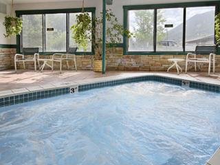 Hotel The Point Inn & Suites (.)