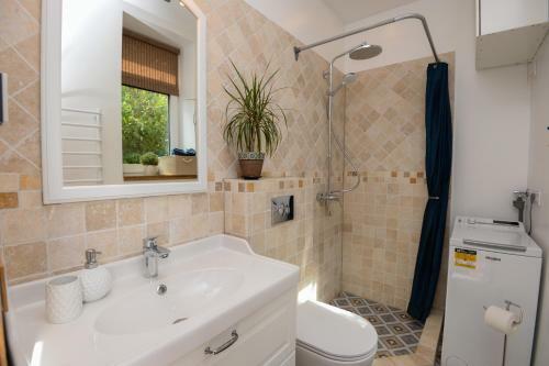 Hostal Holiday House Apartments