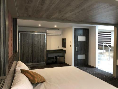 Hotel Kaia Suites