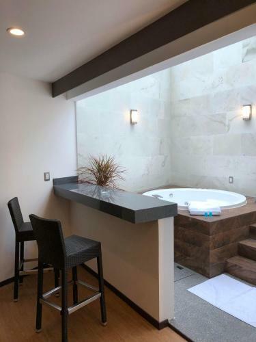 Hotel Kaia Suites