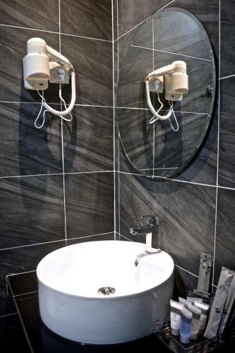 Iconic Suites & Pods Hotel