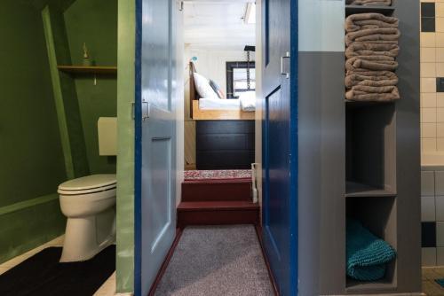 Bed & Breakfast Houseboat R�ussi