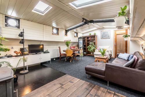 Bed & Breakfast Houseboat R�ussi