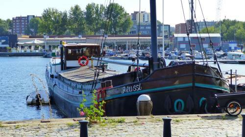 Bed & Breakfast Houseboat R�ussi