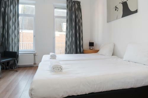 Amsterdam City Center Canal View Apartments