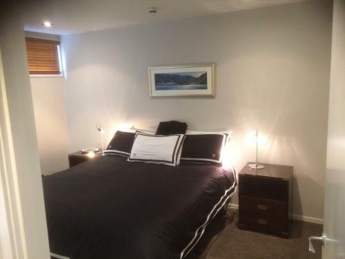 The Moorings - Luxury Waterfront Apartment