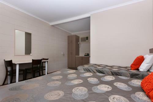 Motel Poinsettia