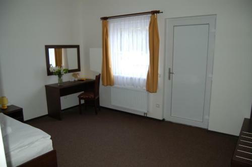 Hotel Na Farm? Cho?ovice