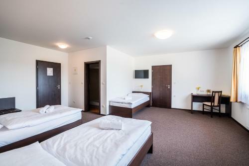 Hotel Na Farm? Cho?ovice