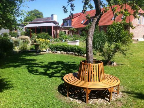 Vintage Mansion Near Lake In Warnow
