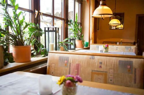 Hostal Traditionsgasthof Zum Luedertal