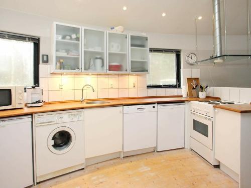 Three-bedroom Holiday Home In H�jslev 10