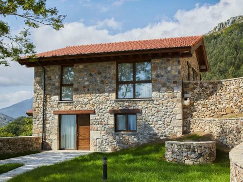 Cozy Holiday Home In Cangas De Onis With Meadow View