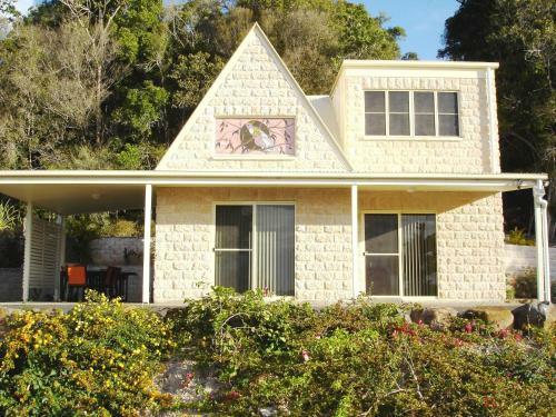 Lodge Cooroy Country Cottages