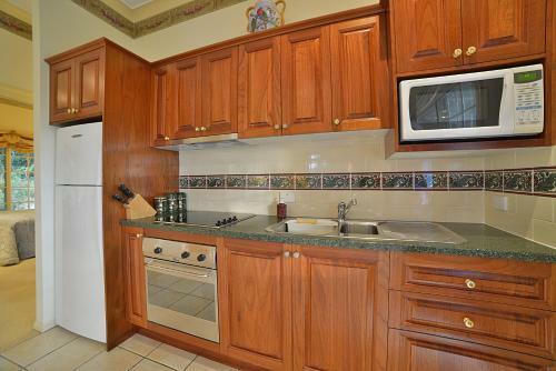 Lodge Cooroy Country Cottages