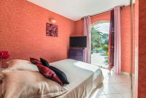 Puget-sur-argens Villa Sleeps 8 Wifi