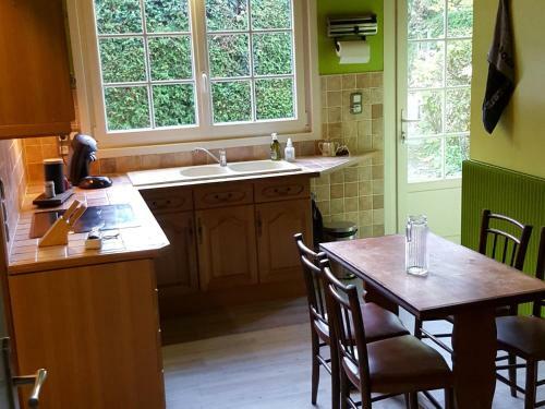 Spacious Holiday Home With Jacuzzi In Gueschart