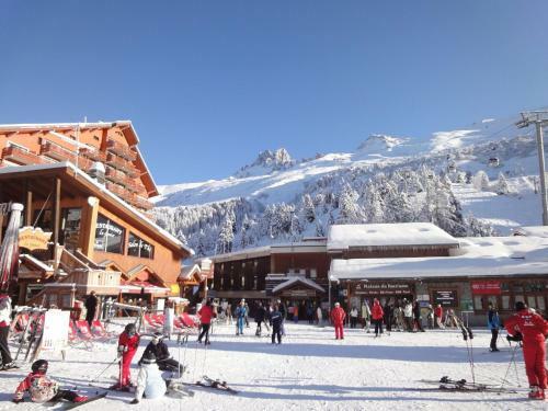 Modern Apartment In Meribel Near Ski Lift