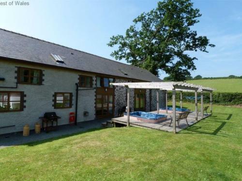Holiday Home Bwthyn Canol