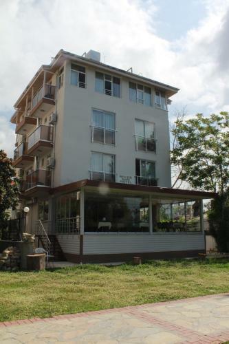 River Hotel