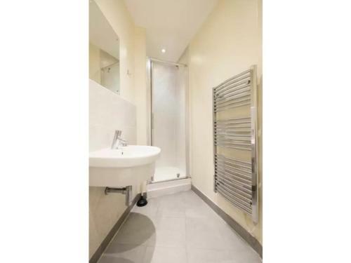 Apartamento Bright And Spacious 2-bedroom Flat, Sleeps 4