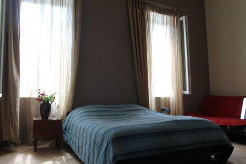 Hostal L House
