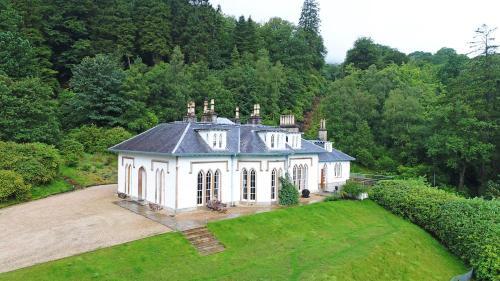 Tarbet Villa Sleeps 20 Wifi