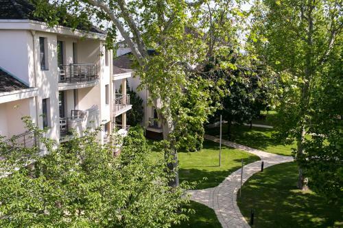 Hotel Kenese Bay Garden Resort & Conference