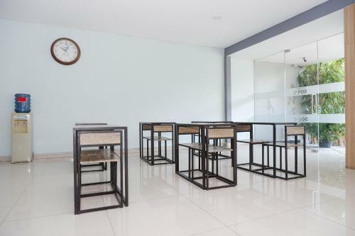 Oyo Flagship 1071 Sonic Airport Hotel Semarang