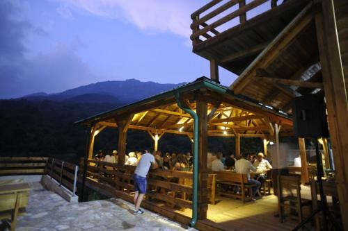 Hostal Rafting Blue River Tara