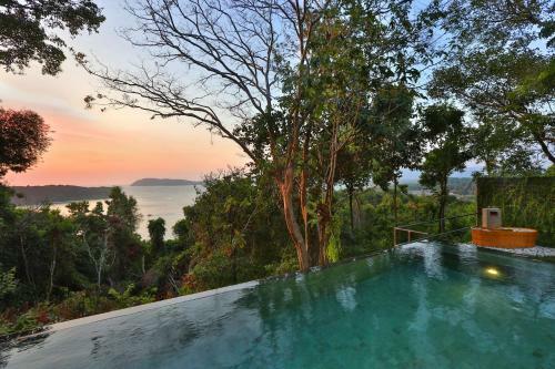 Ambong Pool Villas - Private Pool