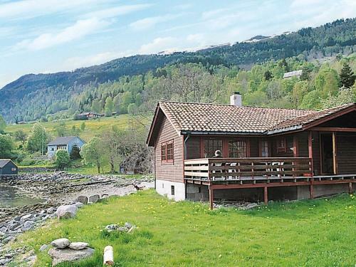 Three-bedroom Holiday Home In Nordfjordeid 2