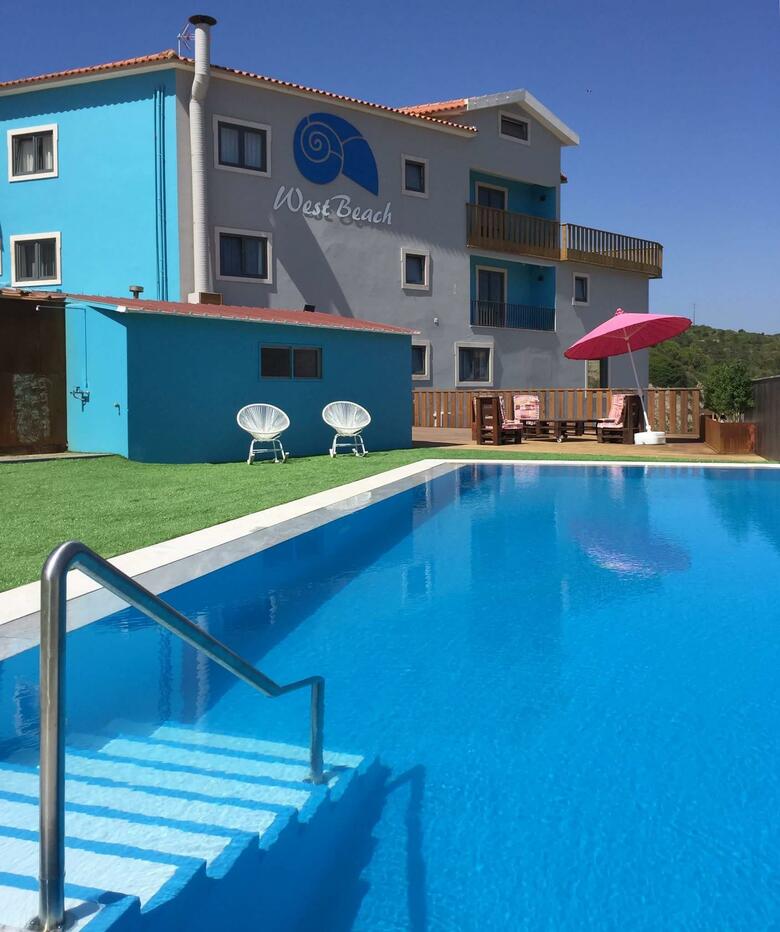 Hostal West Beach Hostel