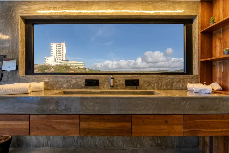 Hostal West Beach Hostel
