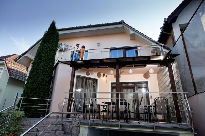 Hostal Flora Luxury House