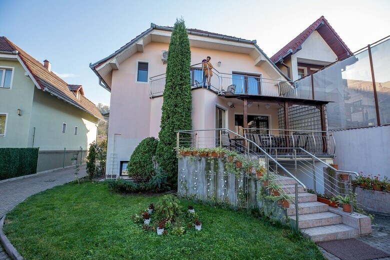 Hostal Flora Luxury House