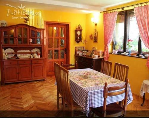 Hostal Guest House Alpska Vila