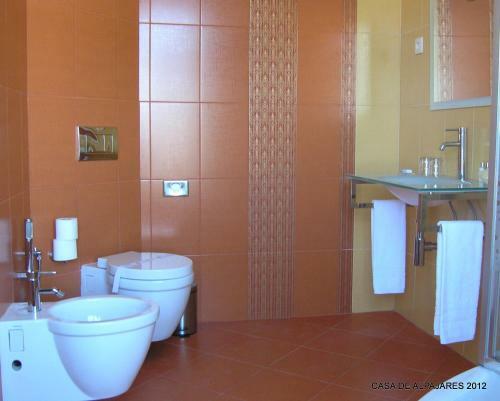 Hostal Casa De Alpajares - Casa De Campo, Enoteca & Spa