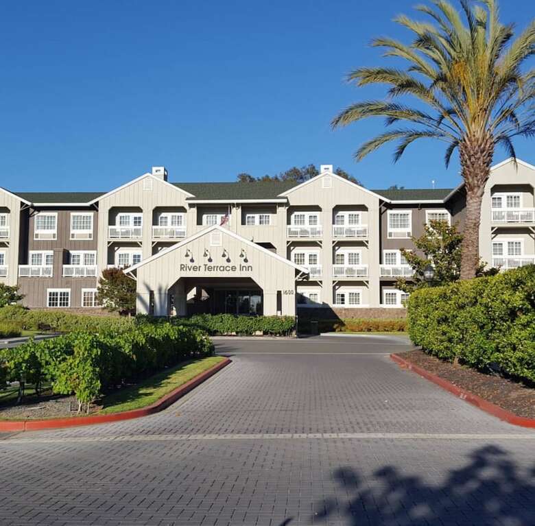 Hotel River Terrace Inn (.)