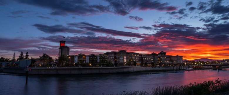 Hotel River Terrace Inn (.)