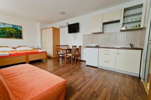 Hostal Guesthouse Les