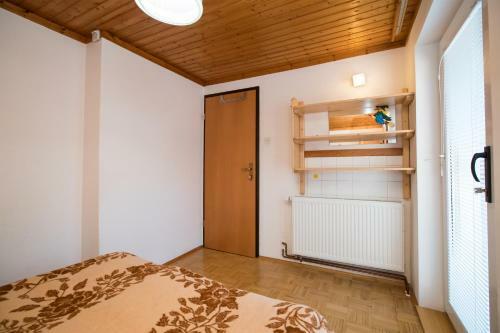 Hostal Apartments Pri Urhu
