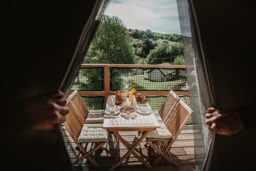 Chateau Ram?ak, Vineyard Glamping Resort