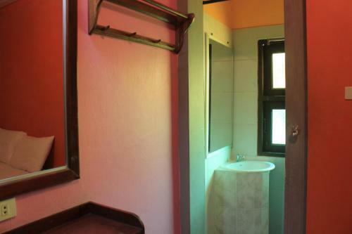 Hostal Baan Talay Guesthouse