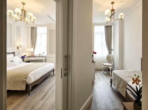 Mirrors Hotel
