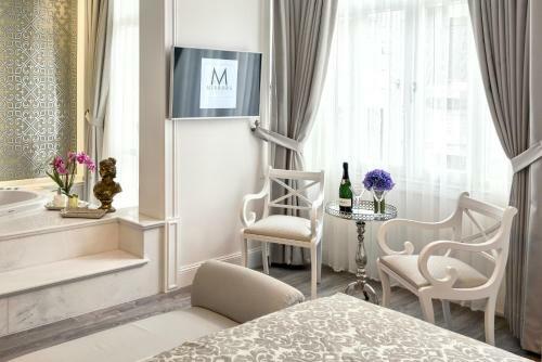 Mirrors Hotel