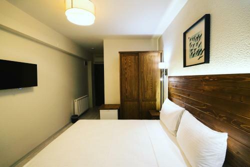 8 Rooms Boutique Hotel