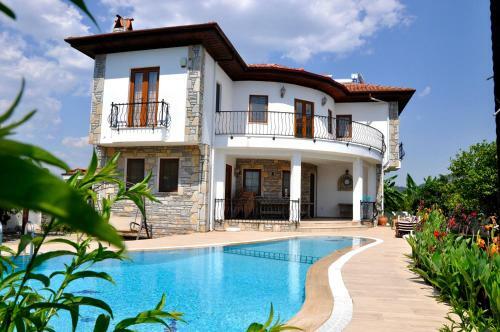 Villa Iris - 5 Bedroom Villa